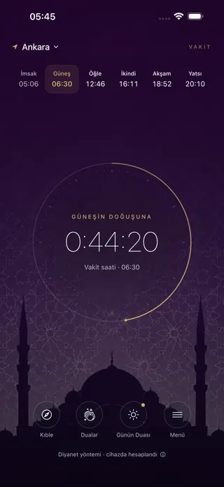 Ana ekran: üstte Ankara için İmsak 05.06, Güneş 06.30, Öğle 12.46, İkindi 16.11, Akşam 18.52, Yatsı 20.10; ortada güneşin doğuşuna kalan süre 0.44.20; altta cami silüeti ile Kıble, Dualar, Günün Duası ve Menü düğmeleri